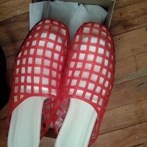 NWT Amazon Red Grid Slip-On Jelly Mules